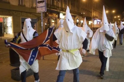 Ku Klux Klan aterroriza as ruas dos EUA contra imigrantes após posse de Trump